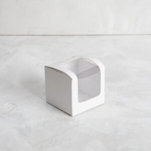 Caja blanca en una pieza con visor  6x6x7 cm – 10 U