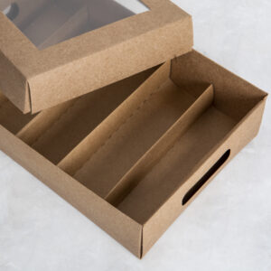 Caja kraft base y tapa con visor con divisiones – NUEVA TAPA -26X16X6 cm – 10 U